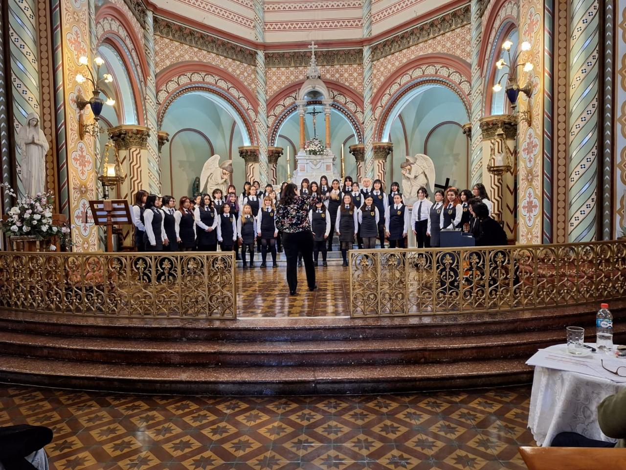 CORO LICEO 1 EN SEMIFINAL DE CRECER CANTANDO