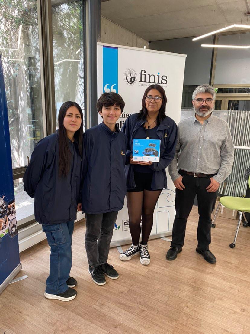 ¡Los Comegalletas triunfan en el Torneo de Robótica de la Universidad Finis Terrae!