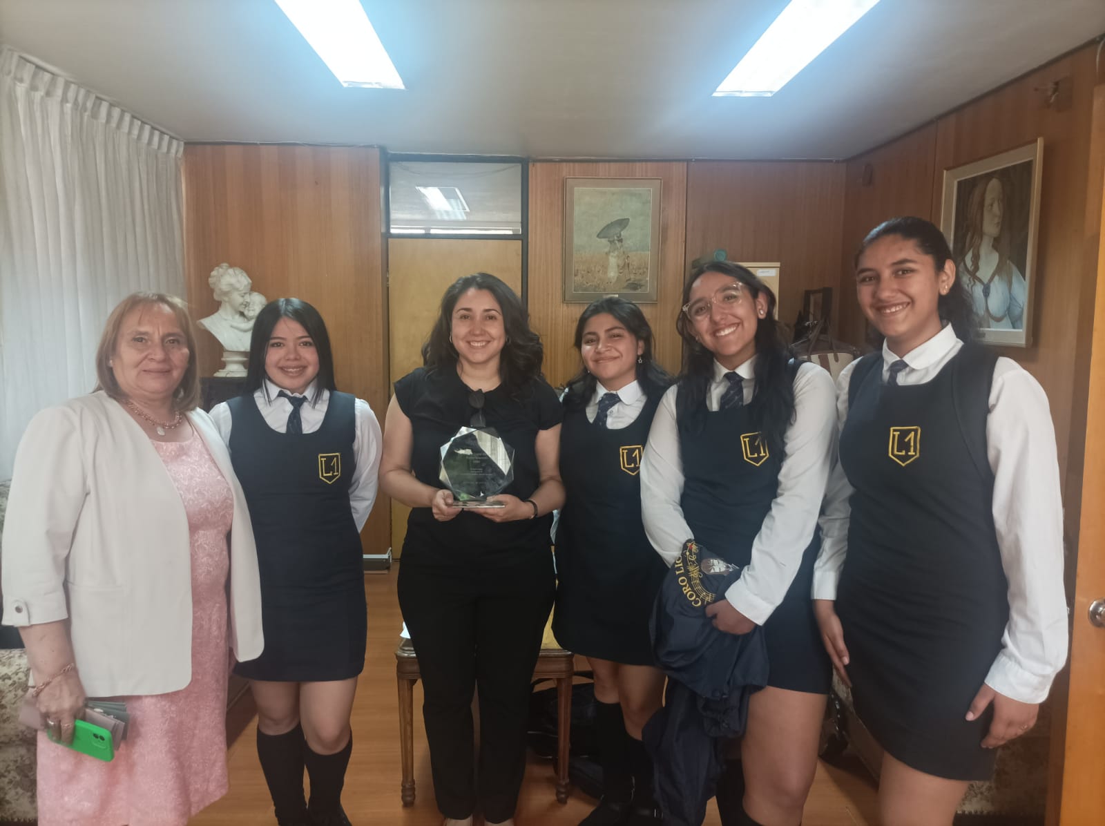 Coro del Liceo 1 Javiera Carrera ha obtenido el primer lugar en el Concurso Nacional de Coros «Crecer Cantando» 2024