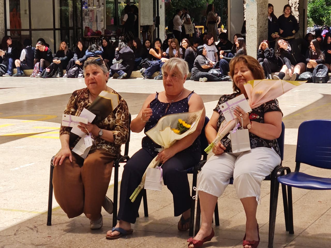 El Estudiantado del Liceo 1 Javiera Carrera Rinde un Cariñoso Homenaje